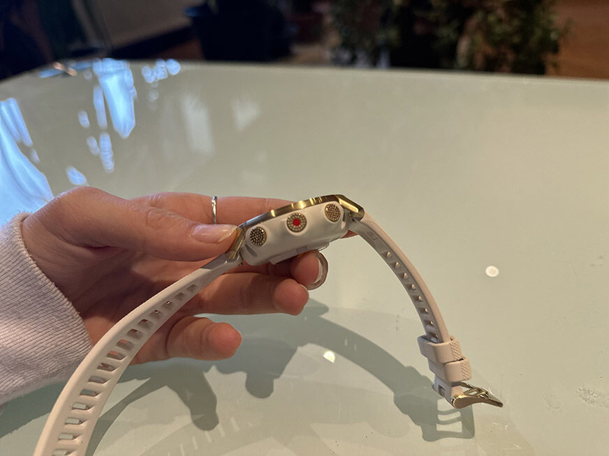 Man sieht die Tasten der Polar Grit X Pro. 